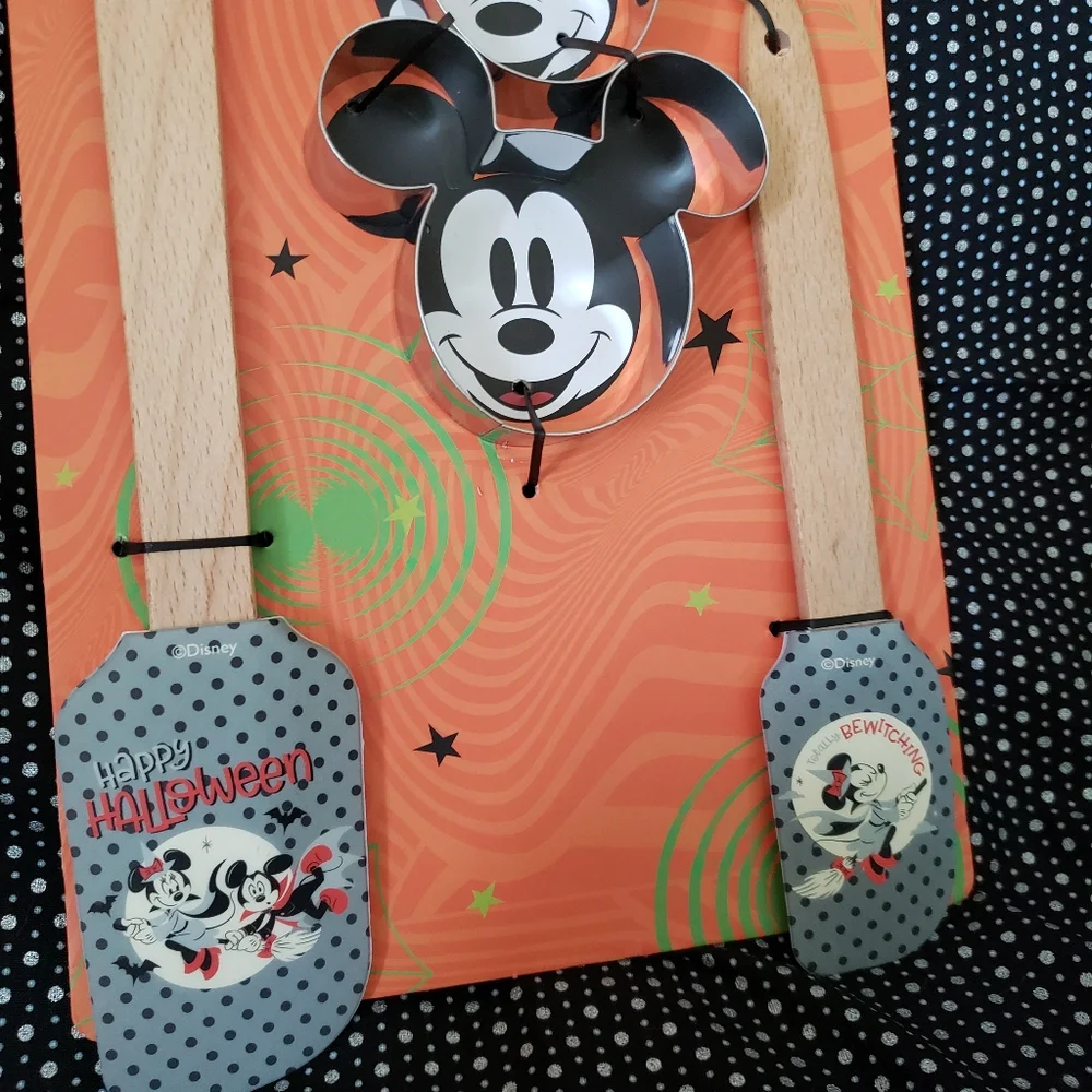 Mickey and Minnie mouse Halloween utensils